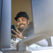 Digitalização da logística: como a tecnologia transforma a experiência do cliente no transporte